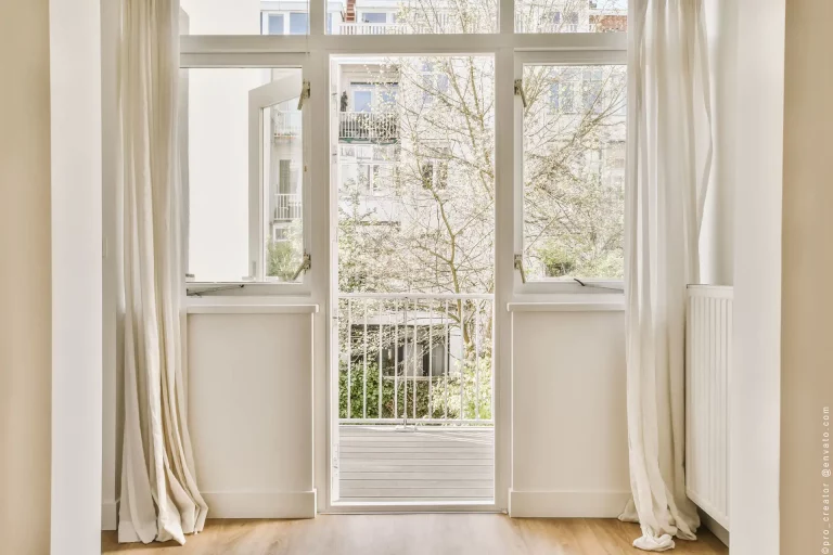 Liebmann Hausverwaltung Geöffnetes Fenster zum Balkon